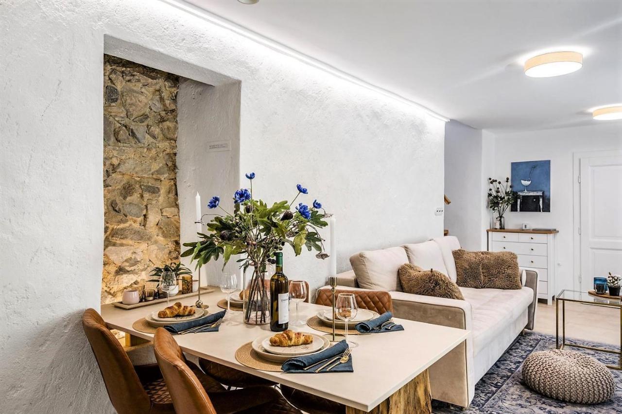 ברטיסלאבה New Design & High Standard Apt From 16Th Century In Old Town-Free Parking מראה חיצוני תמונה