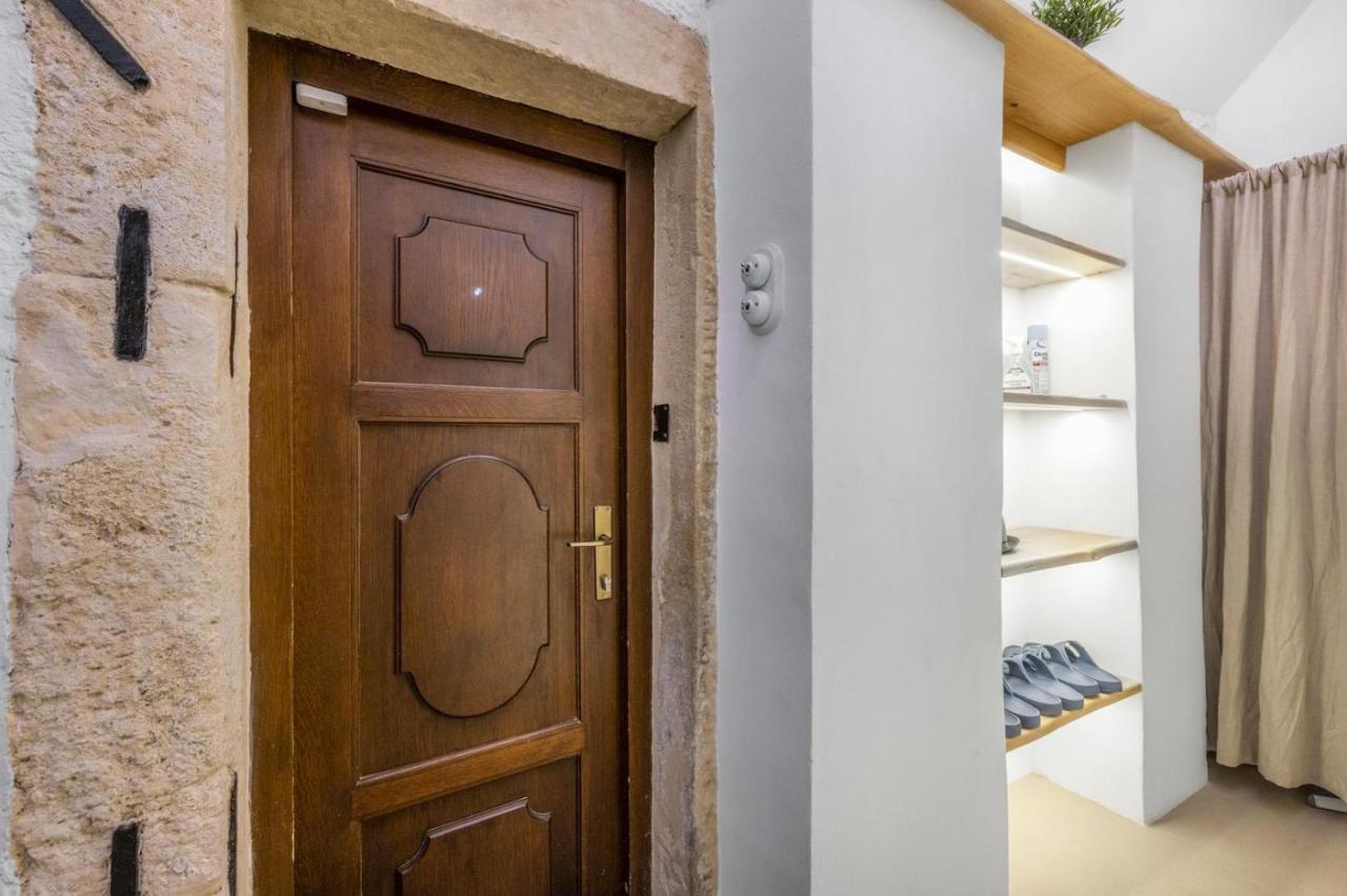 ברטיסלאבה New Design & High Standard Apt From 16Th Century In Old Town-Free Parking מראה חיצוני תמונה