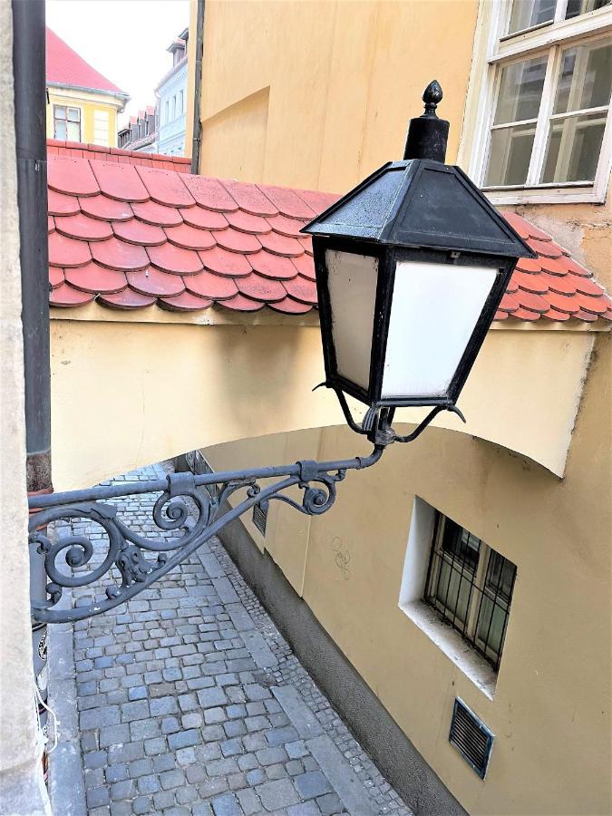 ברטיסלאבה New Design & High Standard Apt From 16Th Century In Old Town-Free Parking מראה חיצוני תמונה